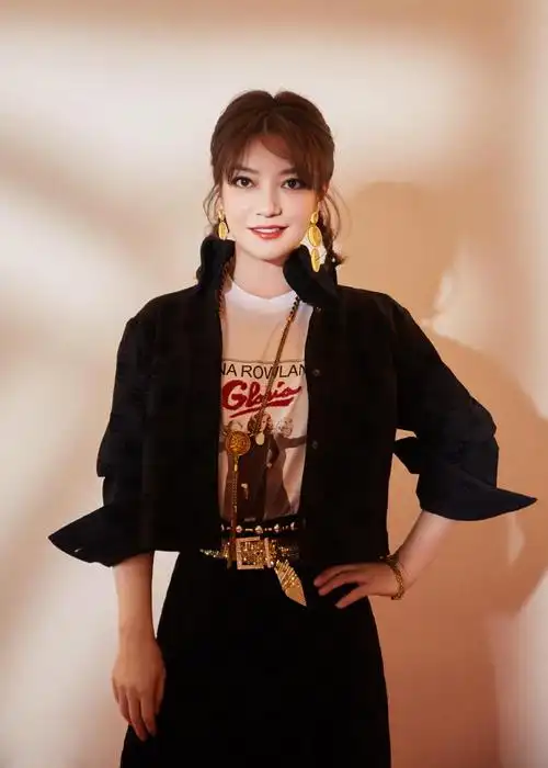 赵薇任演员请就位评委蓝色发梢配彩虹t恤44岁时尚前卫