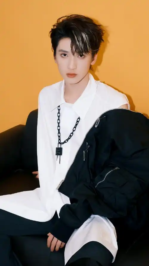 严浩翔晒正轨舞台花絮照