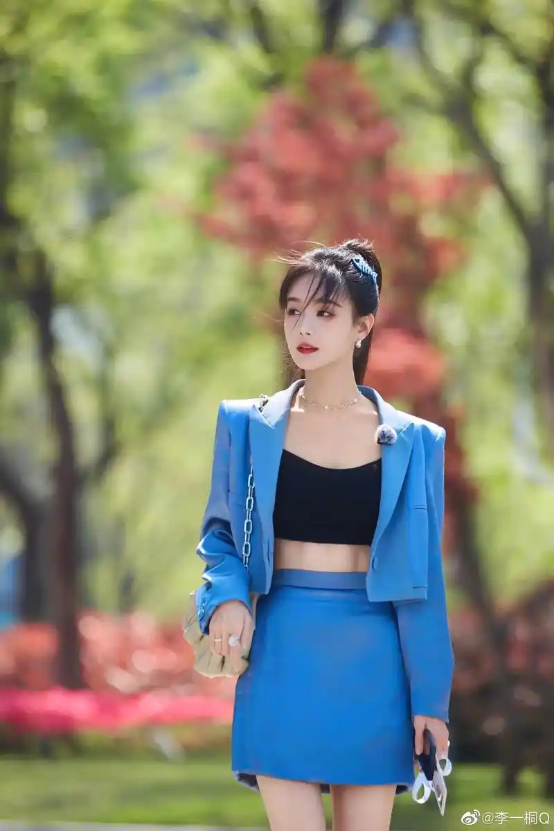 李一桐晒出一组自己的美照,她身穿蓝色套装露出小蛮腰和美腿,腹 - 抖