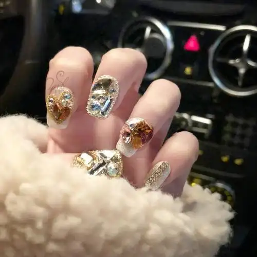 美甲| 50款镶钻美甲,新的一年得来个"闪亮开场"