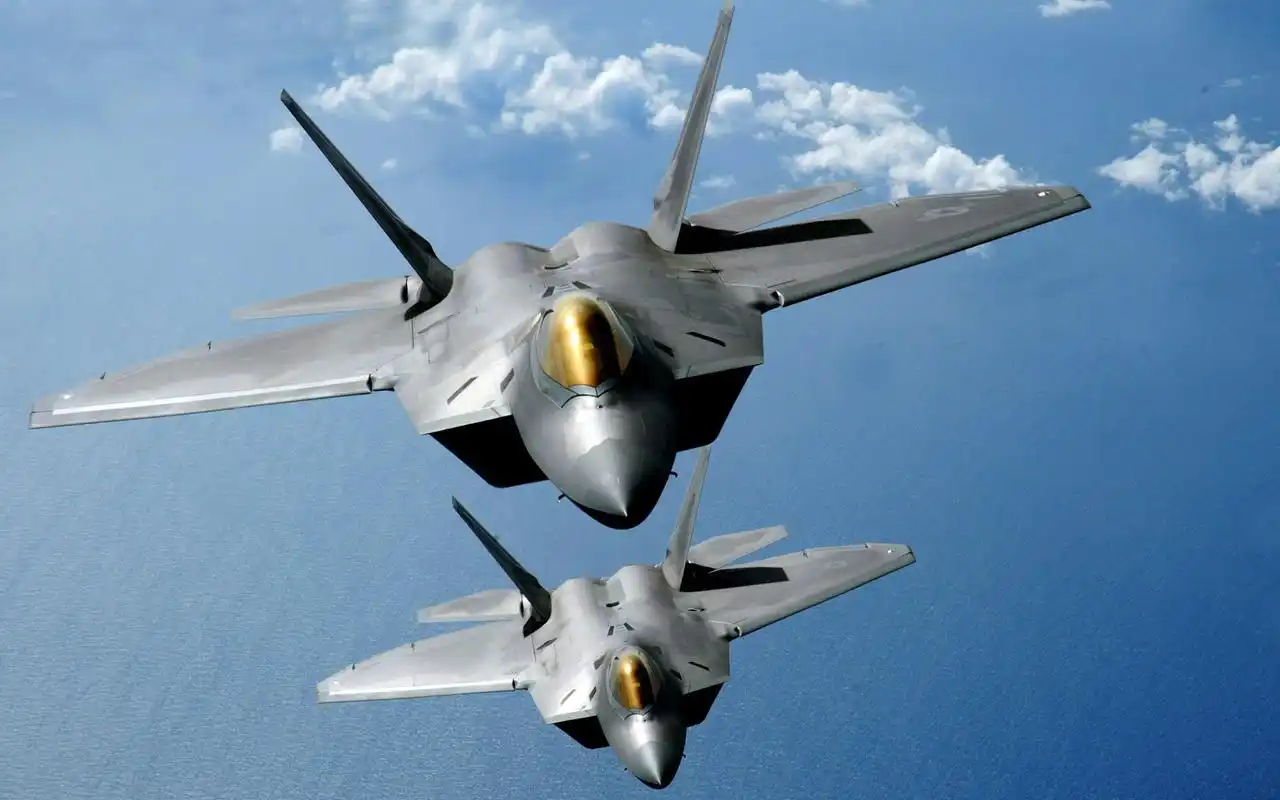 翱翔的战斗机高清电脑桌面壁纸