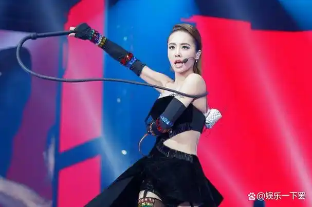 趴在桌子上偷偷戴着耳机听mp3里蔡依林的《看我七十二变》原来已经