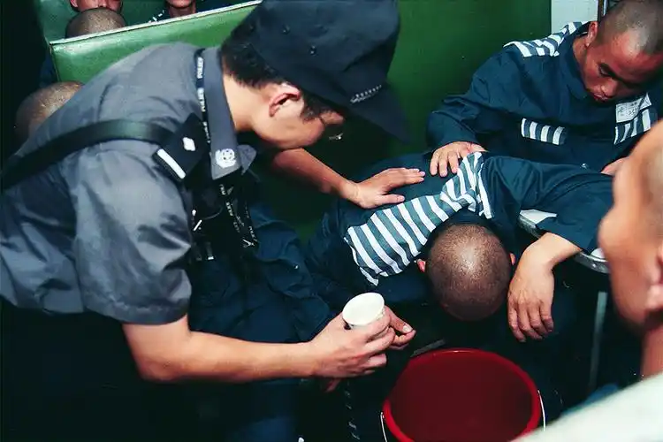 一页 作品名称: 千里大押解(23)  作品描述: 图23:监狱警察对身体不适