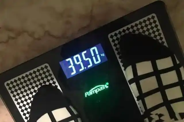 之前微博晒过体重,身高168的她体重居然只有79斤,比官方体重86斤还轻