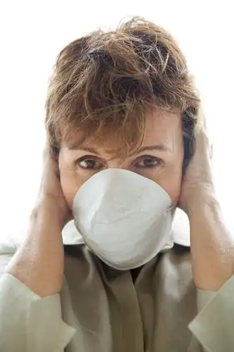 欧洲,欧洲人,仅一个女性,仅一个人,白色,口罩,站着,仅一个中年女性,捂