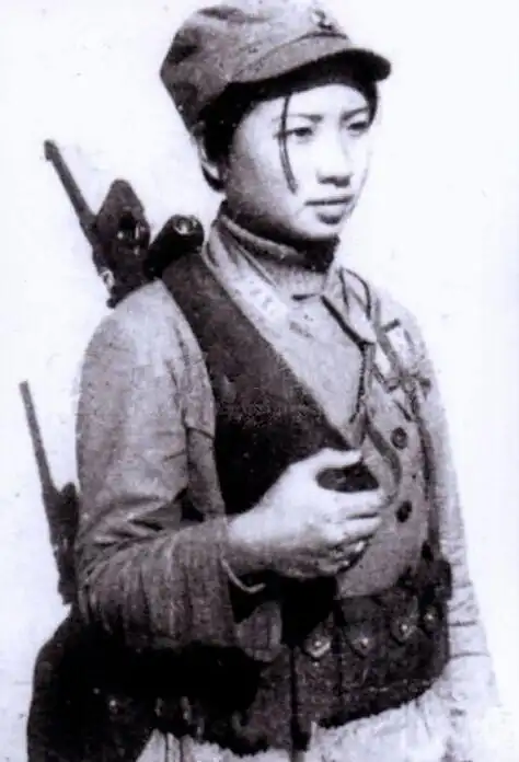 抗战老照片:图1最美女八路,图2真实战场,最后一张人神共愤!