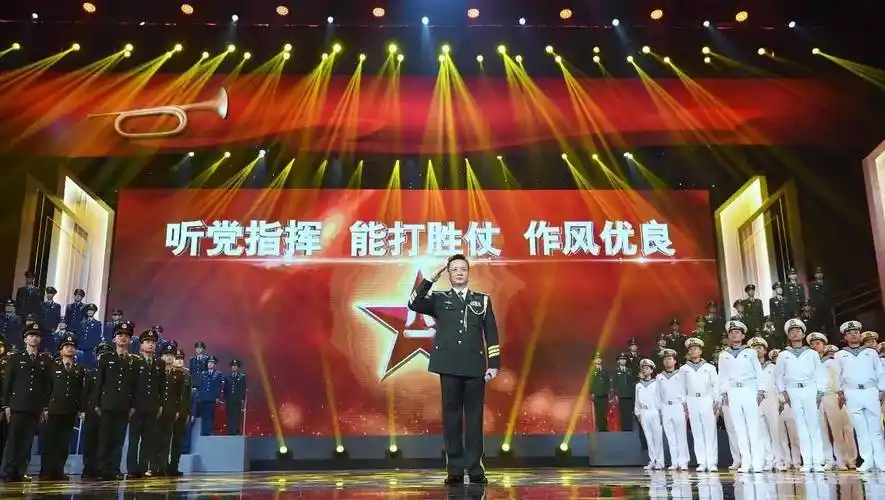 领唱与合唱《强军战歌》演唱:阎维文合唱:驻沪部队官兵尾 声朗诵