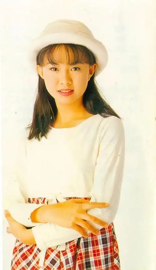 卓依婷曾患胃病被说成去世33岁嫁普通人42岁被宠成冻龄妈妈