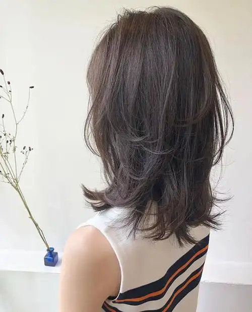 更广泛,很多发型师也从中增加了很多流行的元素,碎发刘海非常修饰脸型