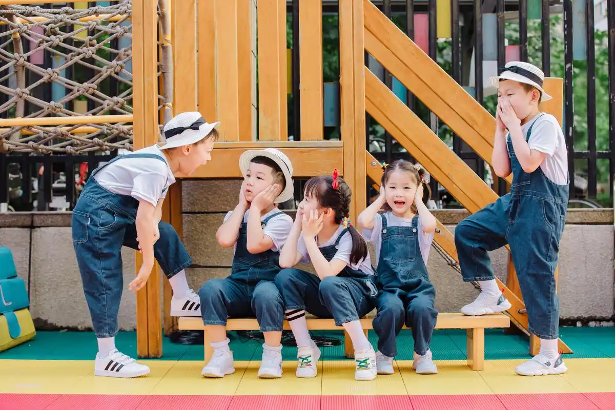 幼儿园小朋友花式整活毕业照 - 抖音