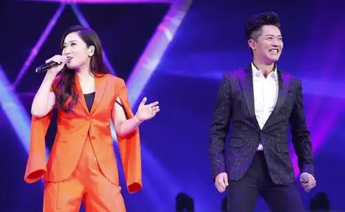 视频:喜欢大草原的《天蓝蓝》凤凰传奇唱出天籁