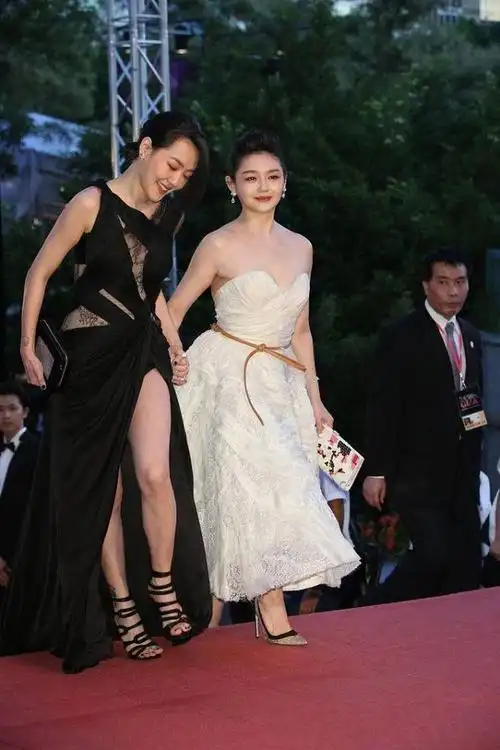 大s这造型有点显壮和小s站在一起时身材上的差距有点明显