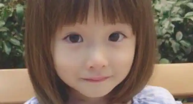 1,儿童夏天发型可以这么盘起来,前面是无刘海式的,把头发盘成了一个小