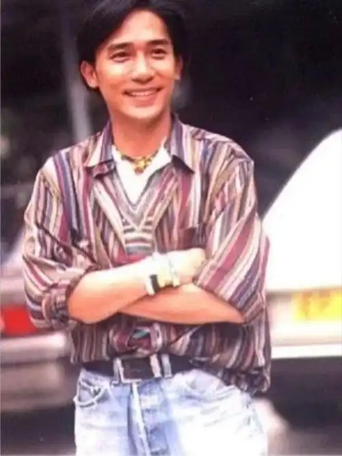 梁朝伟身着牛仔拼接上衣,内搭白t,影帝的经典叠穿法还是一如既往地帅