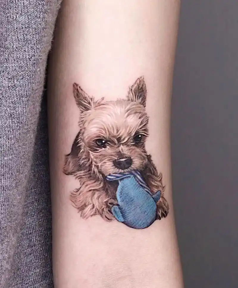 布布和他的小鲸鱼都被纹在了妈妈手臂上了. 好有特征的一个纹身哦.