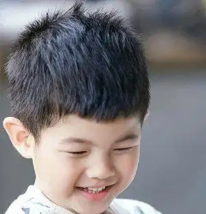 小男孩理个平头短发也不走平常路 适合小孩子的平头发型爱翻花样