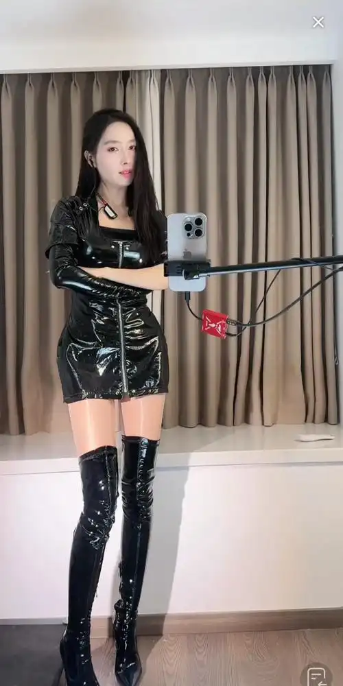 瓜皮大姐皮衣女王肉丝长靴0324