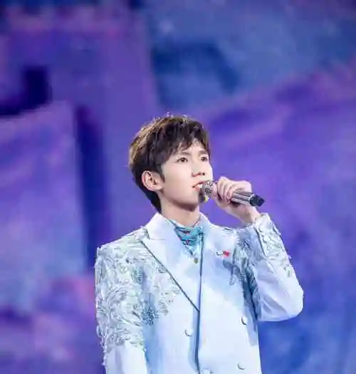 王源豪门贵公子即视感黑色亮丝条纹西装太精致女明星成背景板