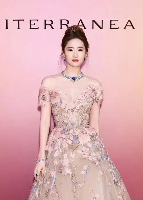 刘亦菲身着elie saab 2023秋冬高定礼服,佩戴bvlgari高级珠宝出席品牌