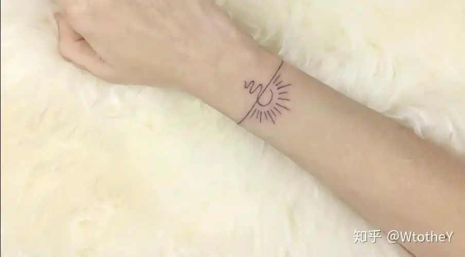 跪求推荐一些圈住手腕的简洁的线条纹身图呀