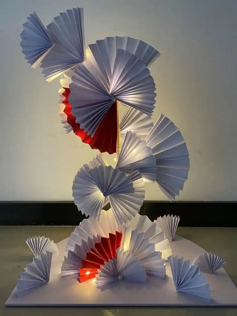 面的立体构成 主题:《扇之逸风雅韵》 材料:pvc底板,一根长木棒,卡纸