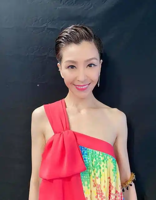 原创69年伍咏薇超敢穿一袭单肩彩色连衣裙配短发骨感身材像超模