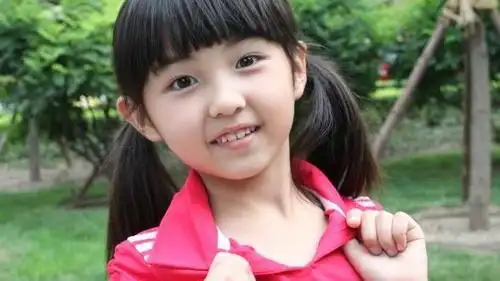 演技精湛童星,一个微笑把喜剧片演成恐怖片,如今越长越美