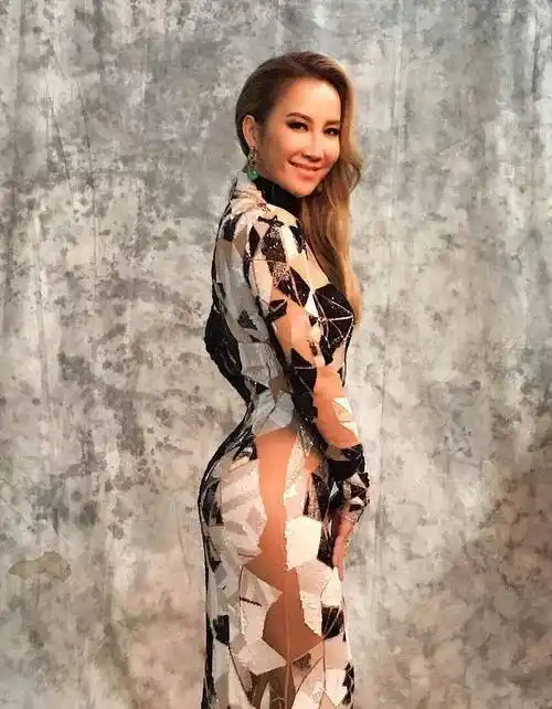 被李玟腰臀比惊艳,穿紧身裙大秀"蜜桃臀",曲线美得不真实