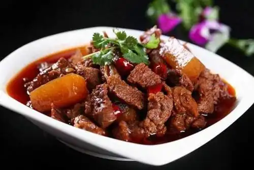 红烧牛肉颜色褐红肉质软烂味道香醇色美肉嫩浓香四溢