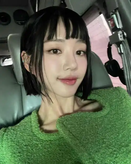 李侑菲 の 自拍 /图源见logo 676767侵删 - 堆糖,美图壁纸兴趣