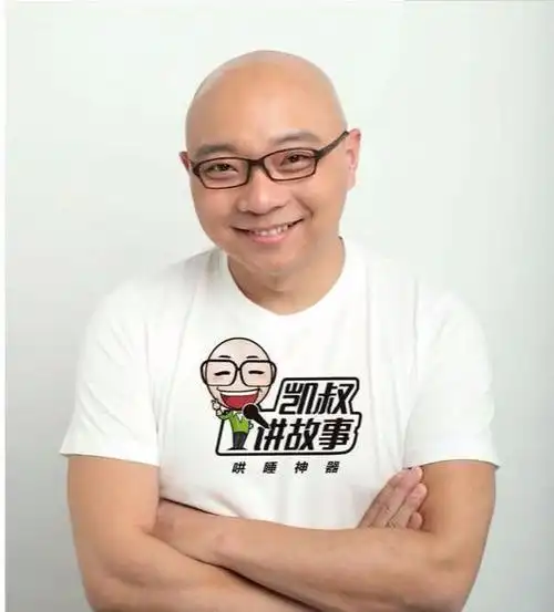 曾央视光头主持,带妻子辞职经商,如今因一节目年入2亿