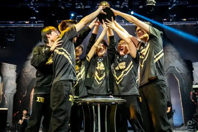 【lol】图集:rng胜利时刻 捧杯瞬间 我们是冠军!