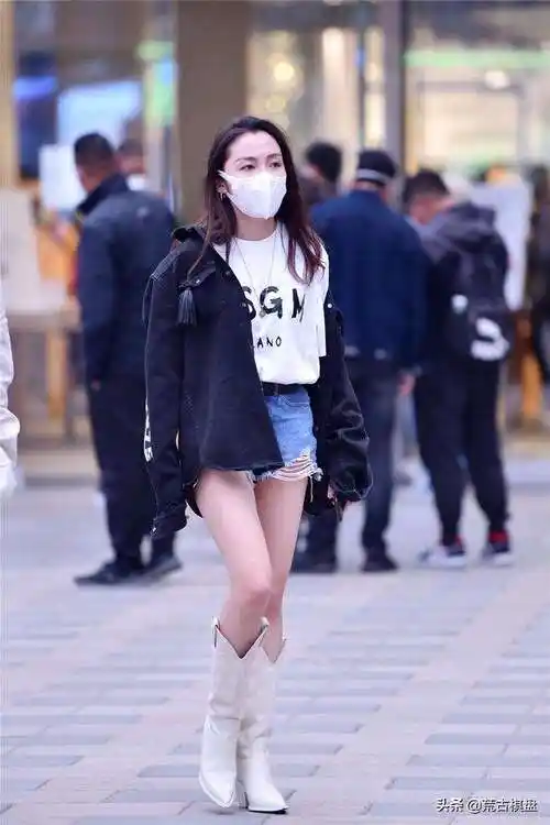 黑色长靴和蓝色短裤配不配 黑色长靴和蓝色短裤配不配衣服