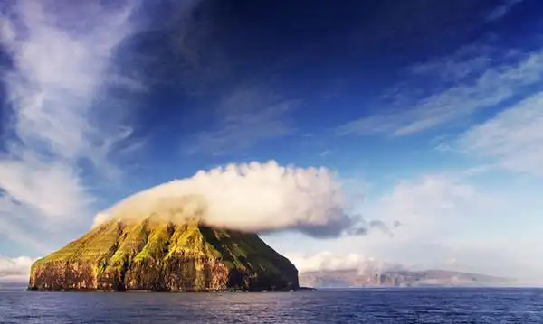 lítla dímun岛处于大西洋暖流和格陵兰寒流交汇处,岛上大部分时间都