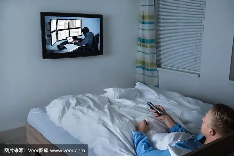躺在床上看电视的男人