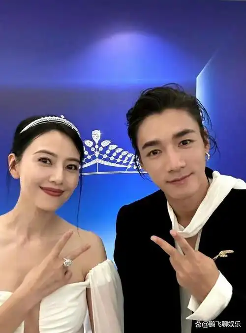 此沙晒出与高圆圆合照,"终于见到圆圆姐了"