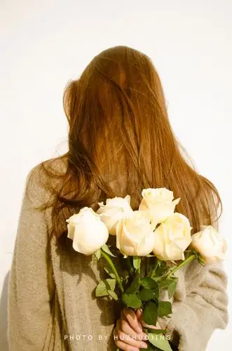 拿花的女生意境图片唯美女生拿花图片