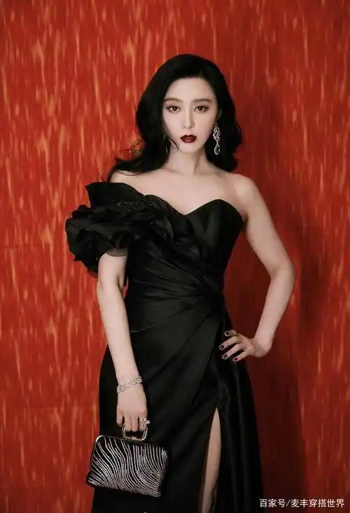 走出逃税风波,范冰冰高调亮相华鼎奖,一袭黑色开叉长裙明艳动人_裙子