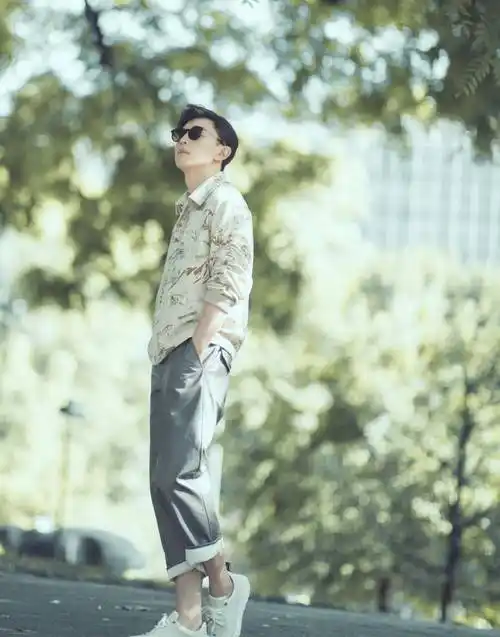 原创邓伦穿搭越来越大胆了娘炮粉上身意外帅气颜值才是硬道理