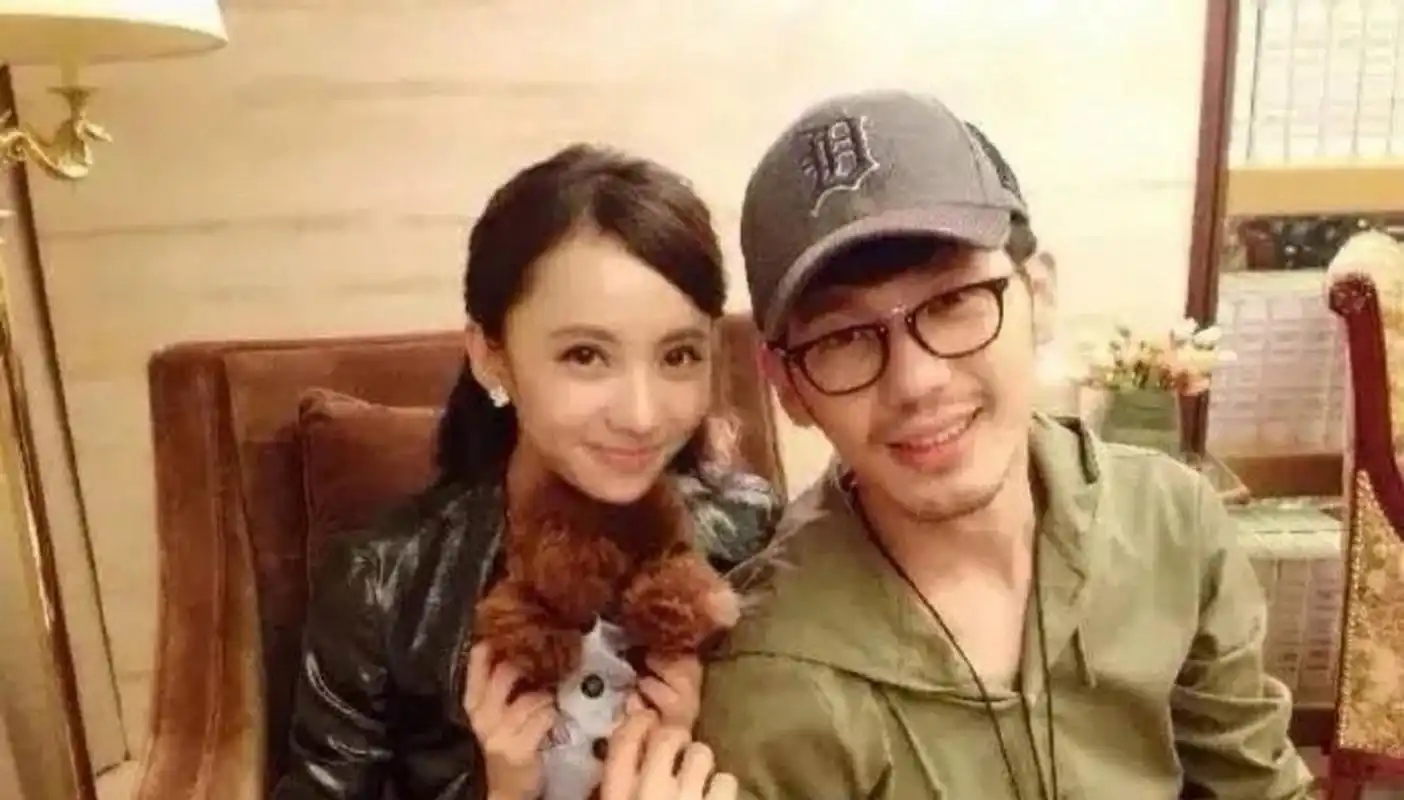 白宇刘萌萌订婚,是真的我就尊重祝福,是假的我就继续磕白宋,不是,话说