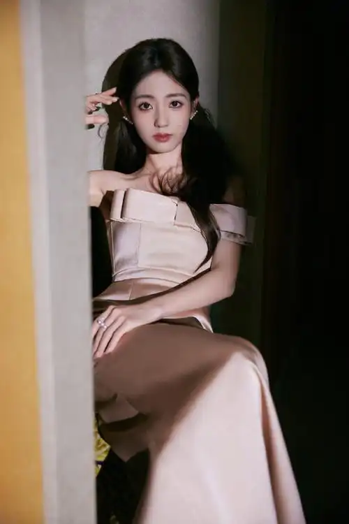 邢菲香槟色蝴蝶结包臀长裙##邢菲把痘变成痣