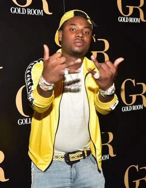 美国黑人说唱歌手正驾车在市中心行驶,突然被不明枪手当场射杀