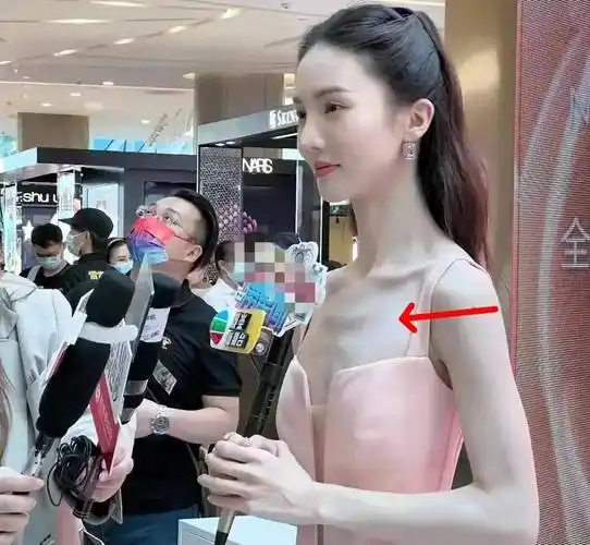 张子枫近照瘦出"排骨胸",娱乐圈的"纸片人"们,都该醒醒了