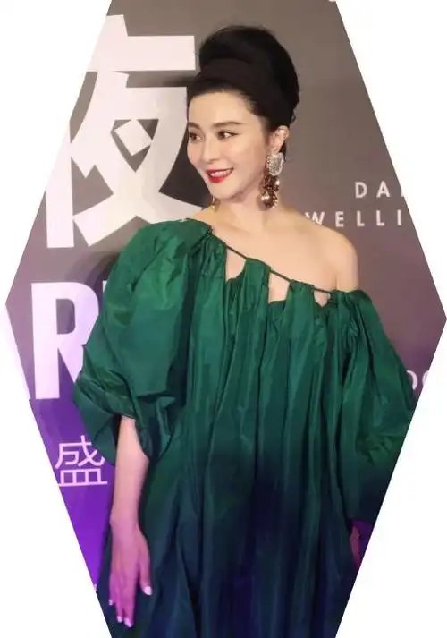 范冰冰为了复出也是拼了普通裙子硬是露肩穿大耳环最抢镜