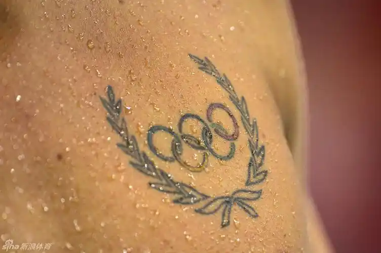 有人将奥运五环文在胸口,也有人将某一届的奥运标志文在身上……随着