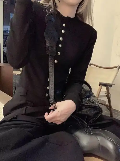 黑色金属扣廓形上衣开衫女秋冬高级感修身气质短款内搭打底衫上衣