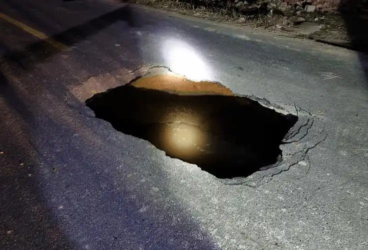 吓人地面下陷3米多全州241国道惊现大坑