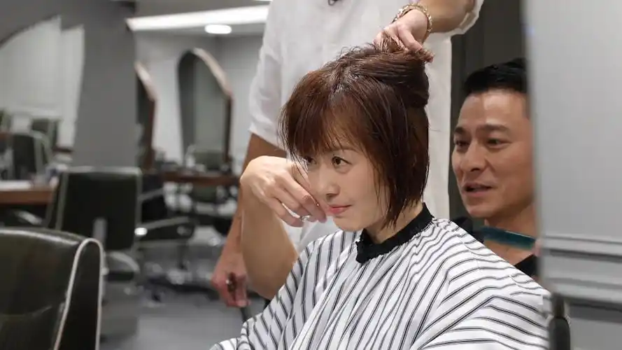 天王刘德华为鲁豫剪发,自曝出道前曾给曾志伟剪过发