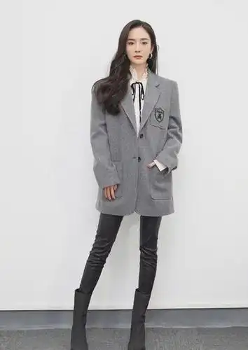 还是杨幂穿皮裤好看,搭一件灰色小西装,气质要多好就多好!