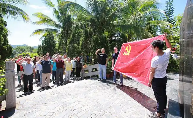 党员在鲜红的党旗下重温入党誓词.     记者 羊文彪  摄